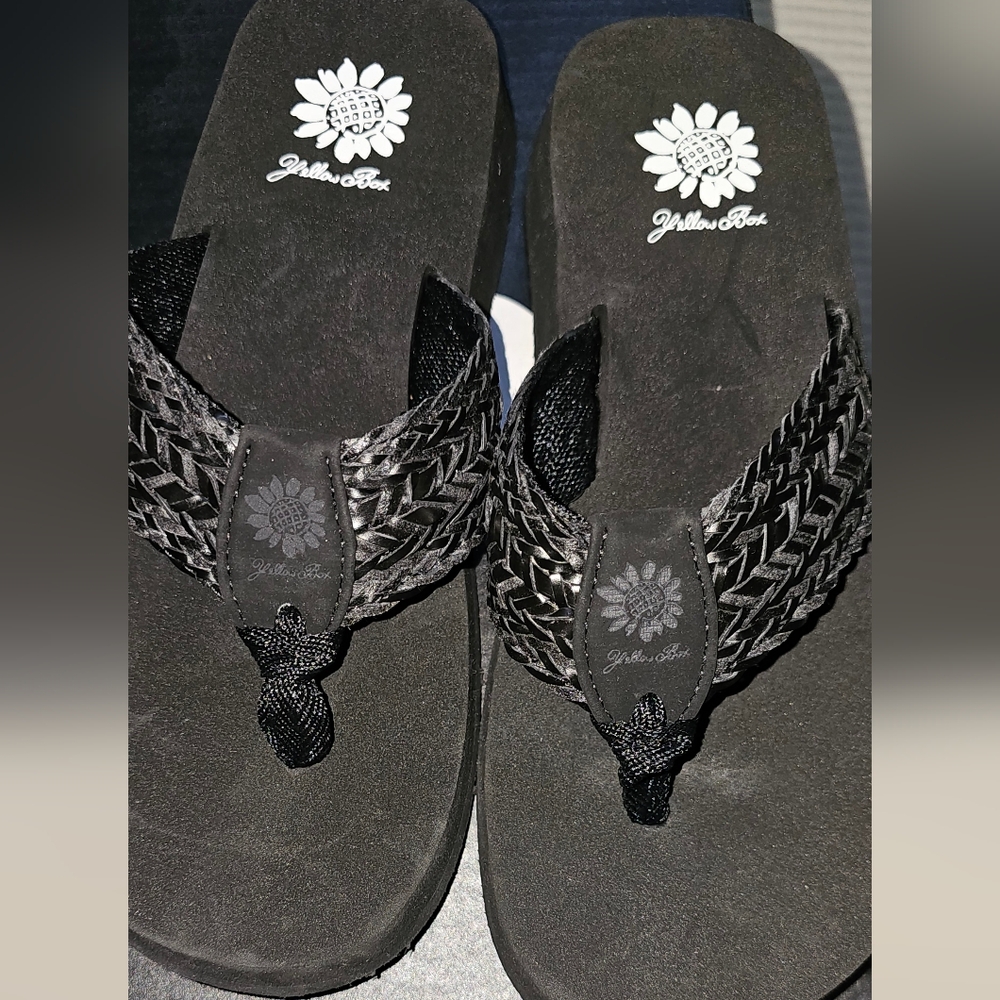 NWOT Yellow Box Black Flip Flop Sandals Comfortable Size 7.5